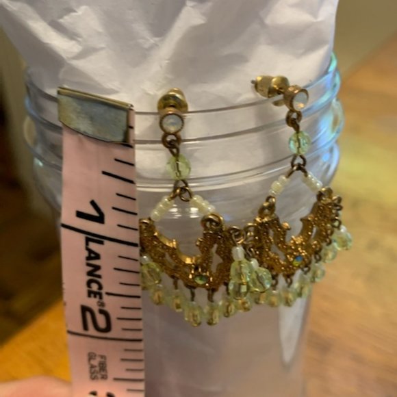 Gold tone Chandelier earrings green beading - Picture 2 of 6